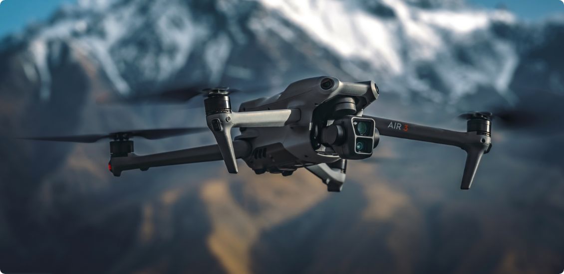 Zdjęcie przedstawia zdjecie drona DJI Air 3